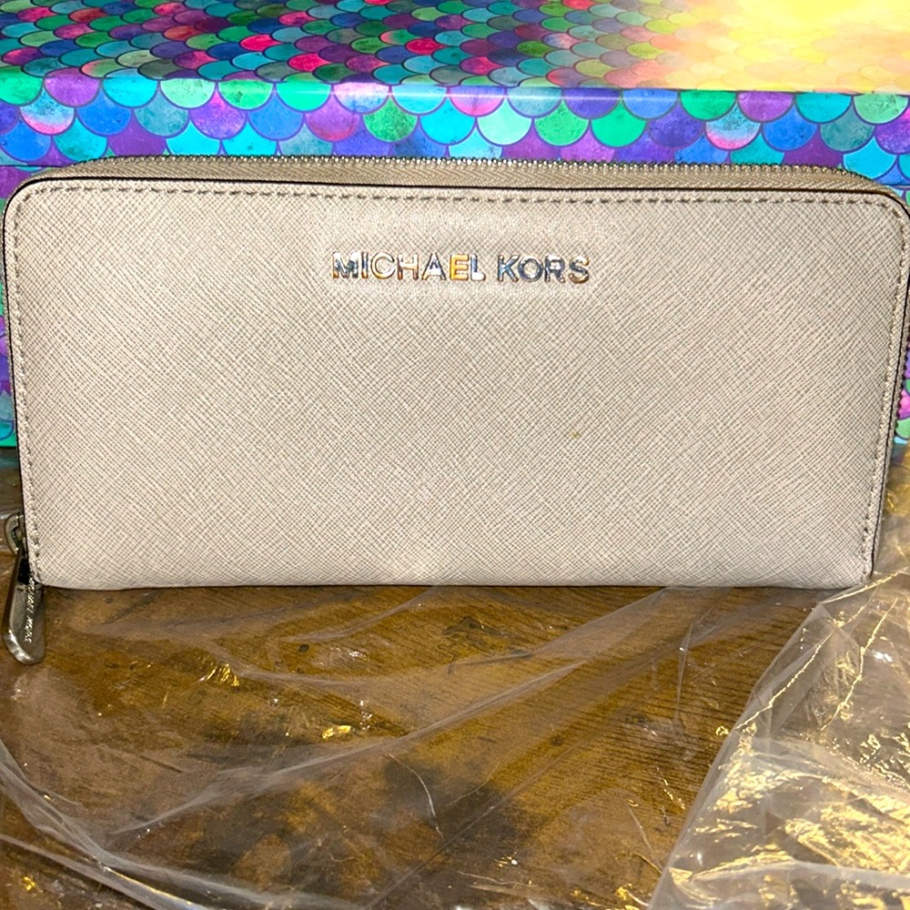 Micheal Kors Zip Around Wallet